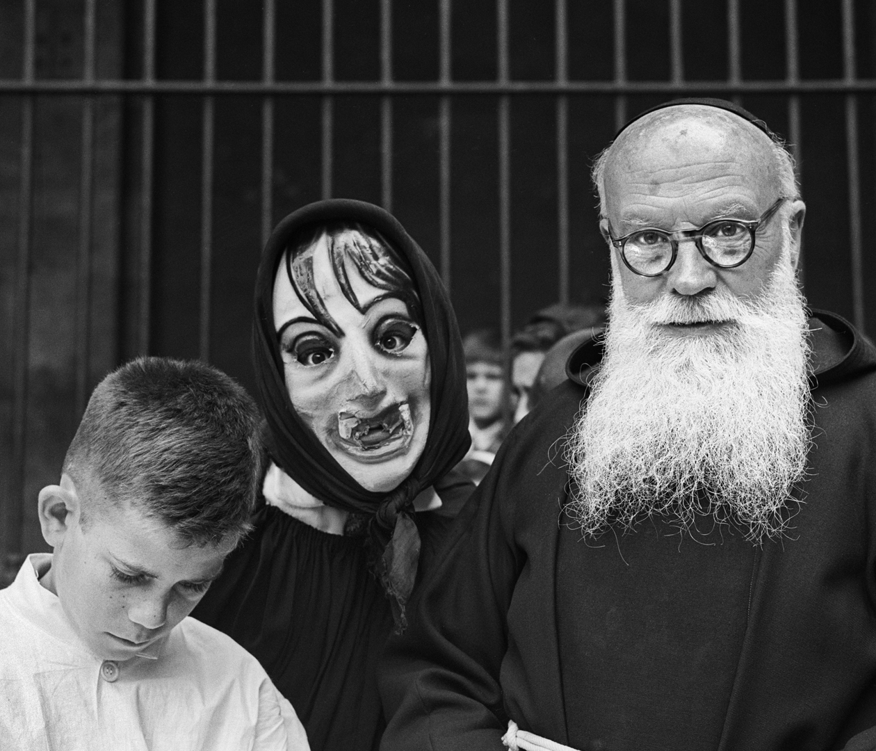 La máscara intrusa. Fiesta de Sant Ponç, Barcelona, 1964
