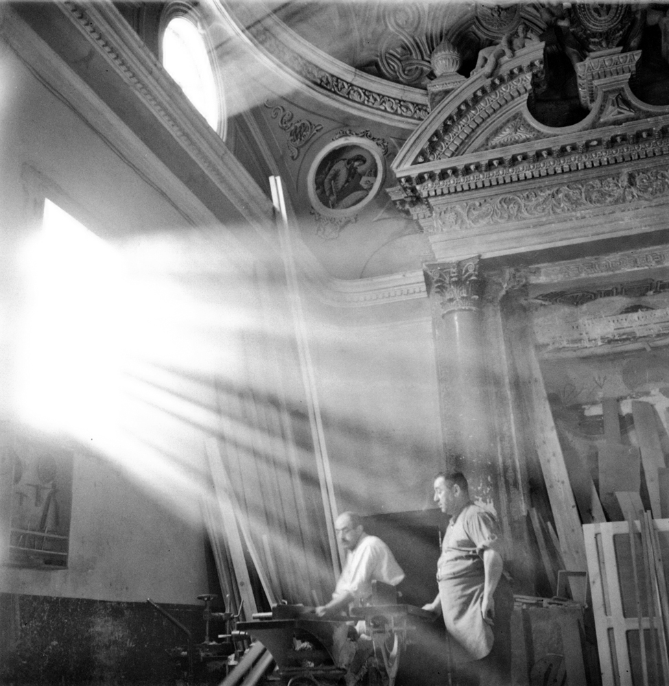 Kati Horna. Iglesia convertida en carpintería. Binefar, Aragón, 1937. © MCD.CDMH. Fotografías Kati Horna