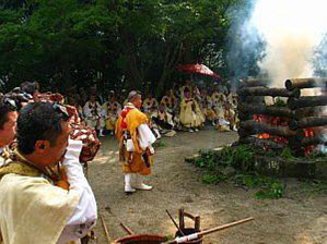 Monje tocando la caracola en una ceremonia budista