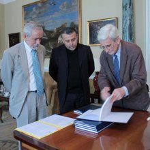 Acto oficial de entrega. De izq. a der. D. Ismael Fernandez de la Cuesta, Marvin Camacho y D. Antonio Bonet Correa.