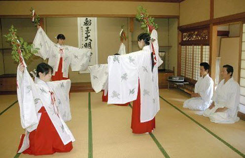 Kagura “Kamunagi no Mai” en el Santuario Kumano Hayatama Taisha