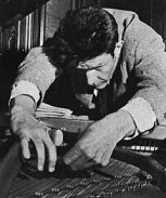 Cage preparando el piano